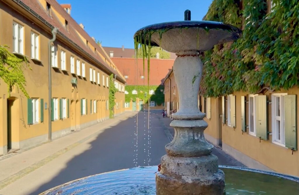 d: De centrale fontein in Die Fuggerei
