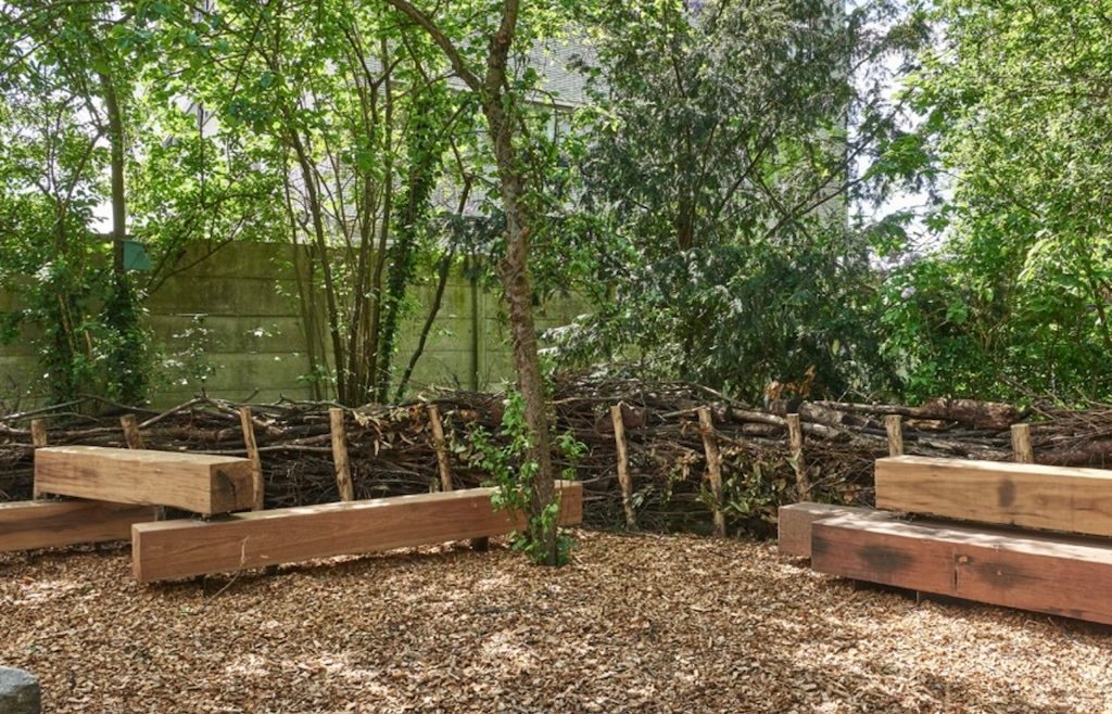 Houten zitbalken als natuurlijke zitelementen in het Reigerspark. 