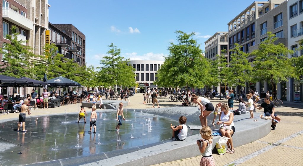 Winkelstraat met speelfontein, Leidsche Rijn.